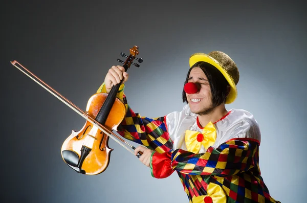 Смешной скрипач-клоун в музыкальной концепции — стоковое фото