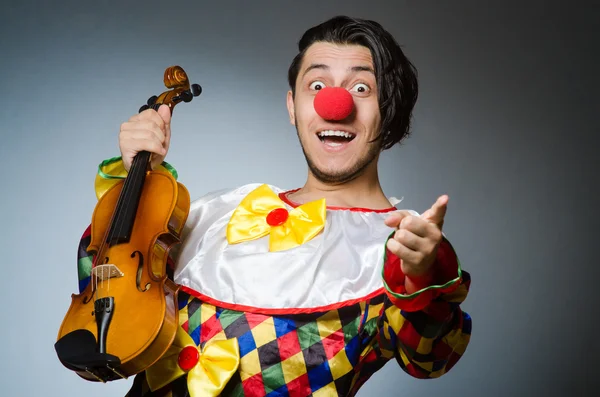 Grappige viool clown speler in muzikaal concept — Stockfoto