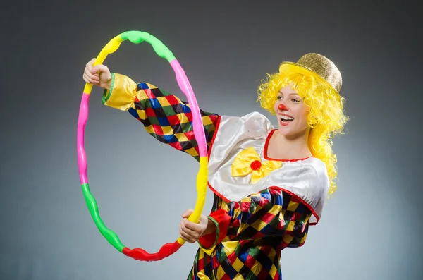 Clown i roligt koncept på mörk bakgrund — Stockfoto