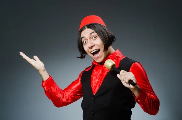 Homem usando chapéu vermelho fez — Fotografia de Stock