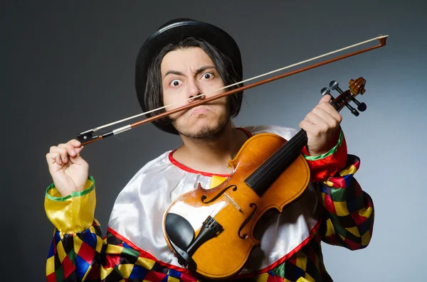 Joueur de clown de violon drôle dans le concept musical — Photo