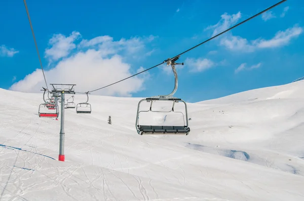 Impianti di risalita durata luminosa giornata invernale — Foto Stock