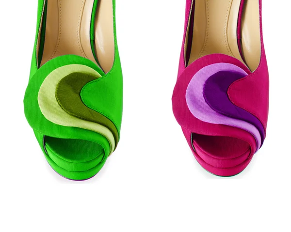 Цветные женские туфли изолированы на белом — стоковое фото