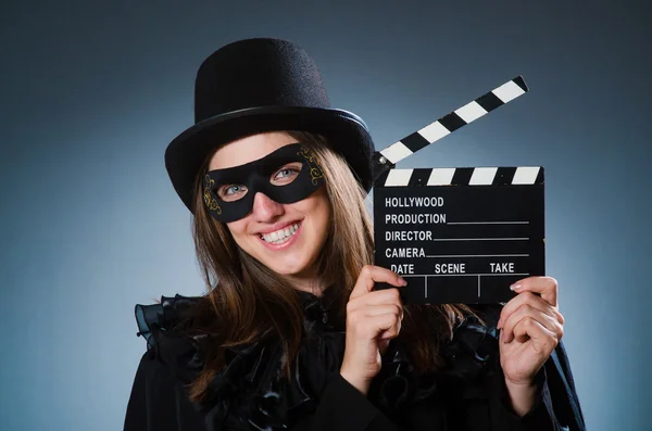 Mujer usando máscara con tablero de cine — Foto de Stock