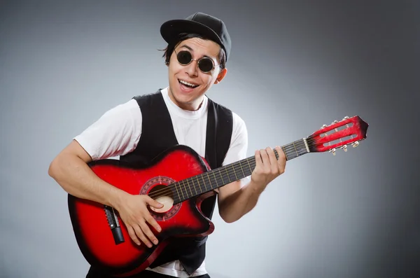 Grappige gitarist in muzikaal concept — Stockfoto