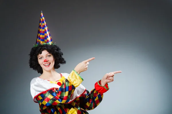 Clown in grappig concept op donkere achtergrond — Stockfoto