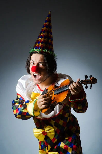 Legrační klaun houslista v hudební pojetí — Stock fotografie
