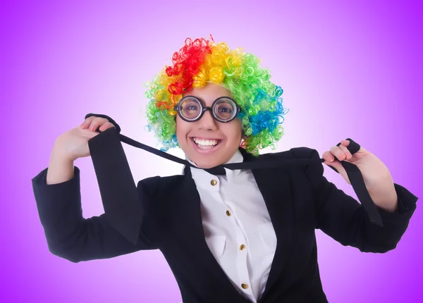 Žena klaun podnikatelka izolované na fialová — Stock fotografie