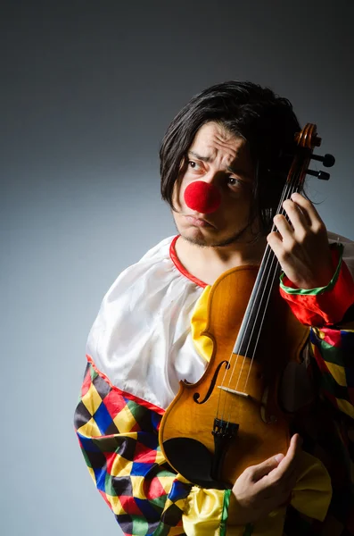 Grappige viool clown speler in muzikaal concept — Stockfoto