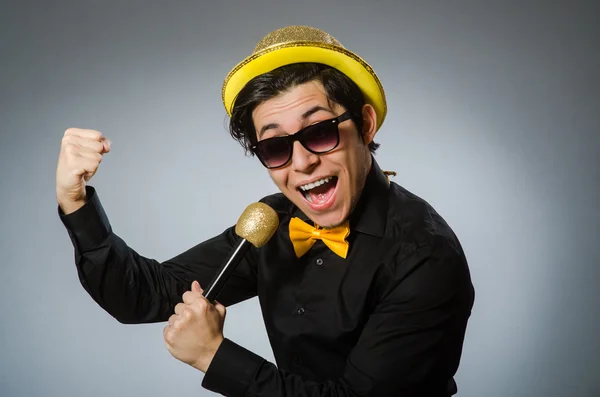 Забавна людина з мікрофоном в концепції караоке — стокове фото