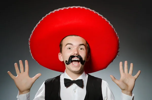 Person som bär sombrero hatt i roligt koncept — Stockfoto