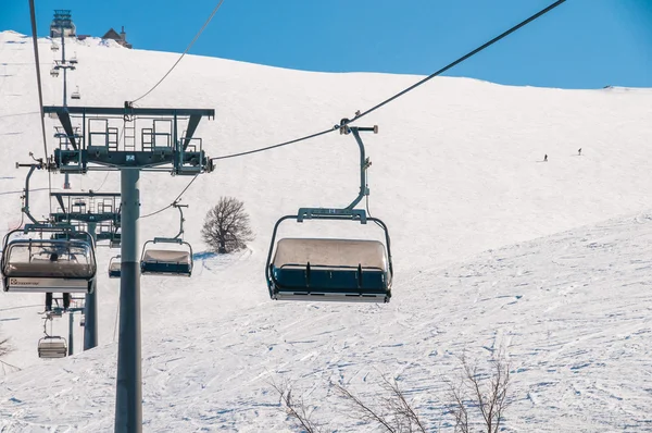 Ski levanta durações dia de inverno brilhante — Fotografia de Stock