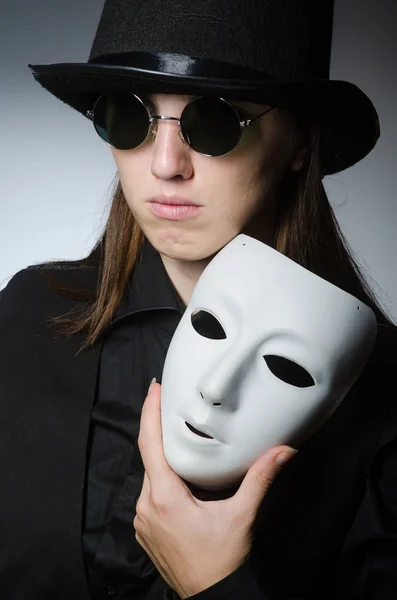 Vrouw met masker in grappig concept — Stockfoto