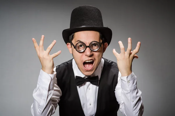 Hombre joven en chaleco negro clásico y sombrero contra gris — Foto de Stock