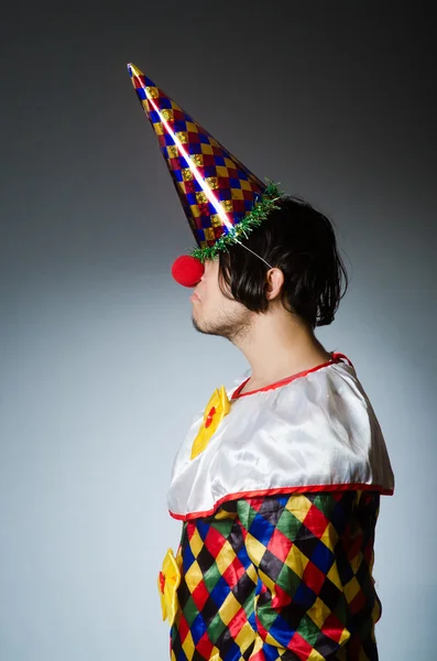 Lustiger Clown vor dunklem Hintergrund — Stockfoto