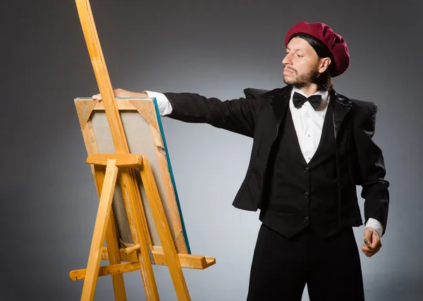 Artista engraçado trabalhando no estúdio — Fotografia de Stock