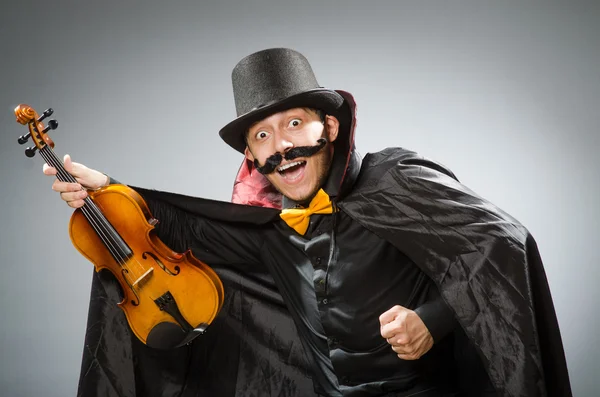 Funny violin player wearing tophat — Stock Photo, Image