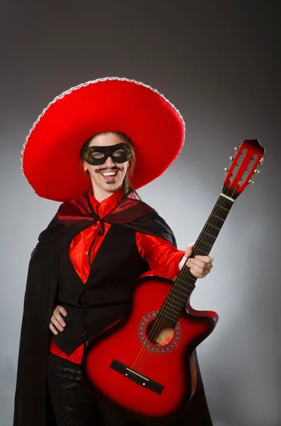 Persona che indossa cappello sombrero in concetto divertente — Foto Stock