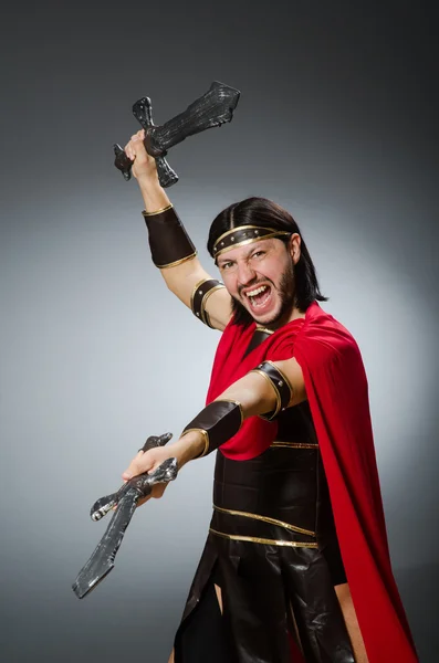灰色の背景に対して剣を持つローマの戦士 — ストック写真