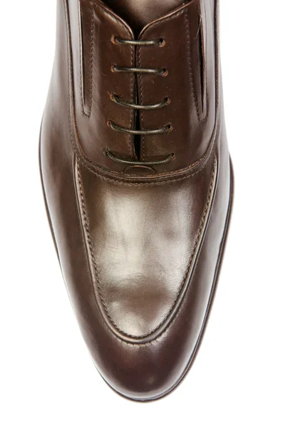 Punta de zapatos masculinos aislados en blanco — Foto de Stock