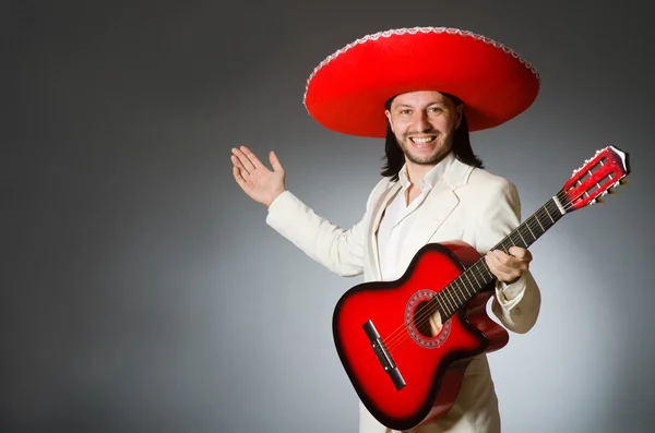 Grappige Mexicaanse in pak die gitaar tegen grijs — Stockfoto