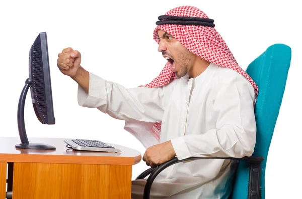 Hombre árabe trabajando en la oficina — Foto de Stock