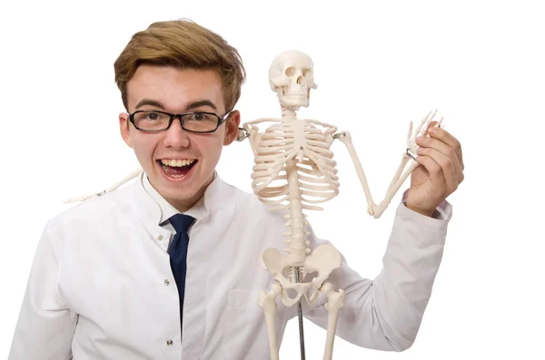 Grappige dokter met skelet geïsoleerd op wit — Stockfoto