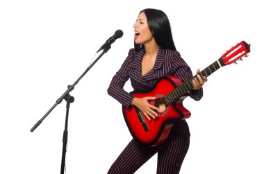 Kadın gitar çalıyor ve şarkı üzerinde beyaz izole
