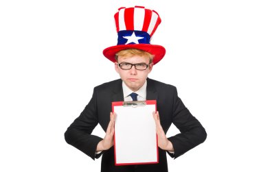 Amerikan sembollü şapka giyen adam.