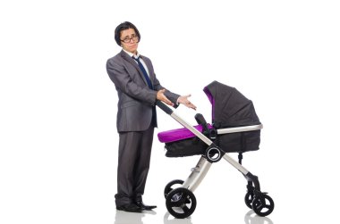 Bebek ve beyaz bebek arabasıyla komik bir baba