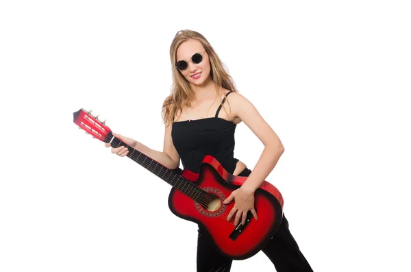 Молодая женщина гитаристка изолирована на белом — стоковое фото