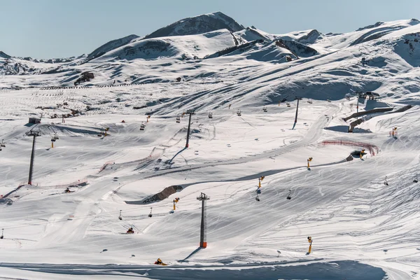 Лыжные подъемники длинной яркий зимний день — стоковое фото