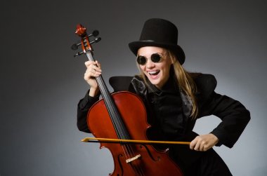 Müzik konsepti içinde klasik Çello çalan kadın