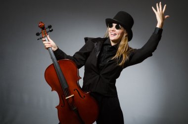 Müzik konsepti içinde klasik Çello çalan kadın