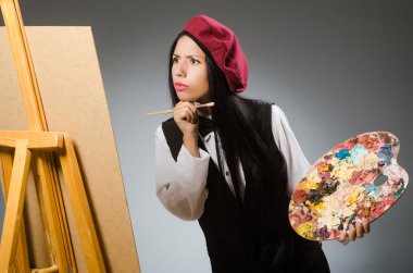 Stüdyoda çalışan komik bir sanatçı.