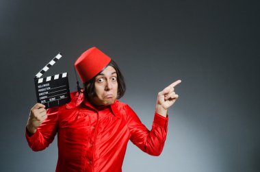 Kırmızı şapkalı adam.