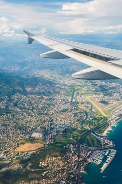 Pencereden uçağın kanadı çıktı.