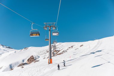 Aydınlık kış gününde kayak kaldırır