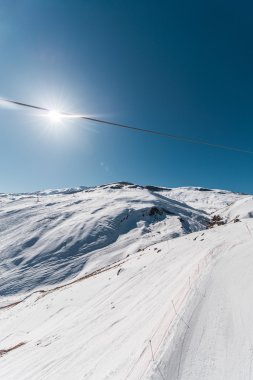 Aydınlık kış gününde kayak kaldırır