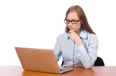 Çalışma masasındaki ofis çalışanı laptopuyla beyaza izole edilmiş.