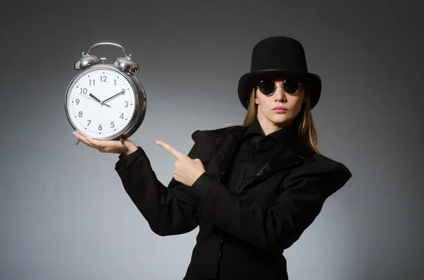 Frau mit Uhr im Geschäftskonzept — Stockfoto