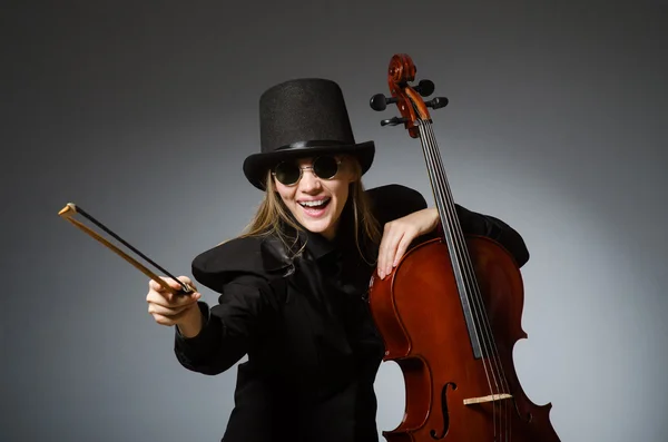 Kvinna som spelar klassiska cello i musik koncept — Stockfoto
