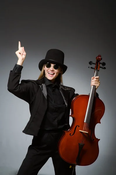 Mujer tocando violonchelo clásico en concepto de música — Foto de Stock