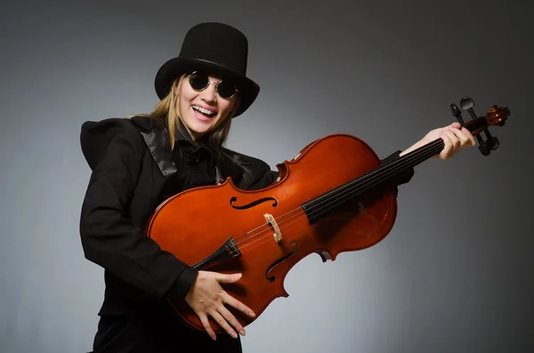 Frau spielt klassisches Cello im Musikkonzept — Stockfoto