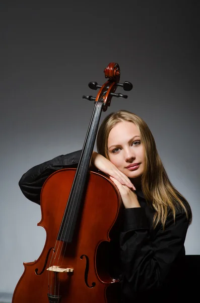 Mulher tocando violoncelo clássico no conceito de música — Fotografia de Stock