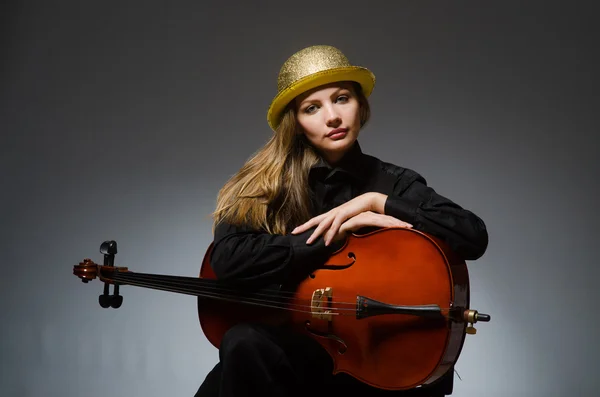 Donna che suona il violoncello classico nel concetto di musica — Foto Stock