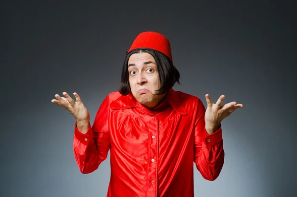 Homme portant un chapeau rouge fez — Photo