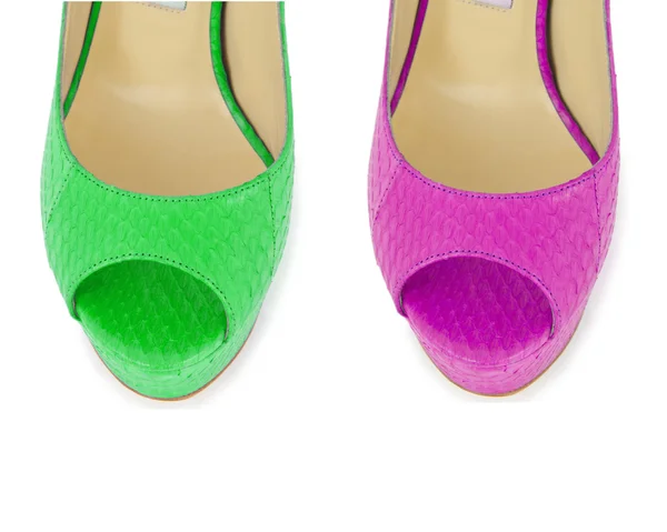 Renkli kadın ayakkabıları beyaza izole edilmiş — Stok fotoğraf
