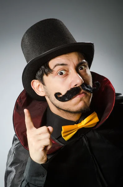 Homem mágico engraçado vestindo tophat — Fotografia de Stock