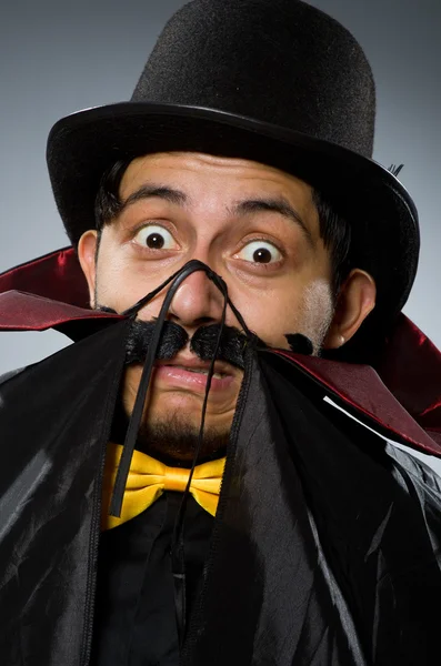 Homem mágico engraçado vestindo tophat — Fotografia de Stock